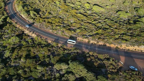 Seguimiento-De-Un-Autobús-A-Lo-Largo-De-La-Carretera-En-Gracetown-Beach,-Seguimiento-Aéreo