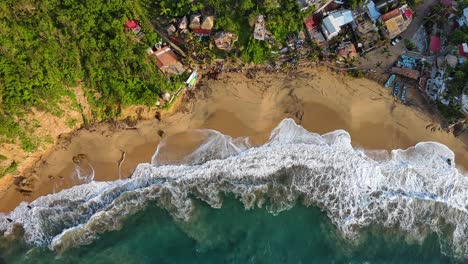 Luftdrohne-Fliegt-über-Dem-Weißen-Sandstrand-Von-Mazunte,-Mermeijta-Rinconcito,-Dem-Mexikanischen-Meer