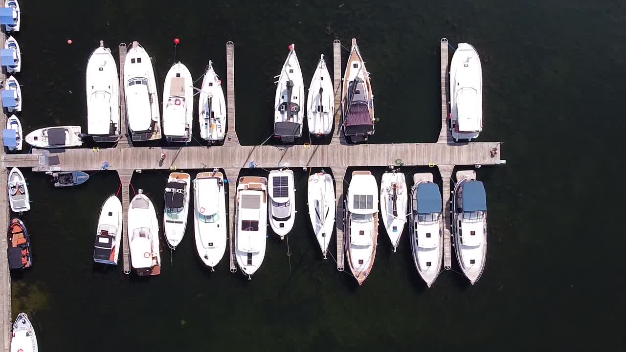 Vue plongeante de yachts et voiliers amarrés à Gizycko