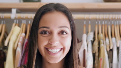 Retrato-De-Una-Clienta-O-Propietaria-Parada-Junto-A-Estantes-De-Ropa-En-Una-Tienda-De-Moda-Independiente