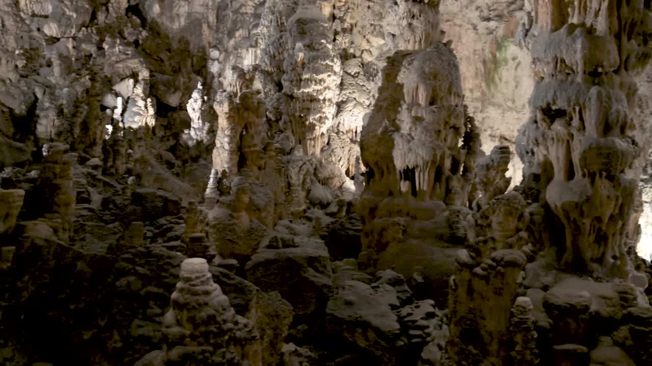 panorámica interior de las cuevas de postojna sobre estalagmitas estalactitas