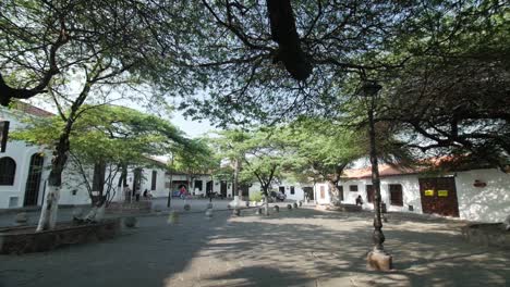 Toma-De-órbita-Amplia-Del-Parque-Colonial-En-Giron-Santander-660fps