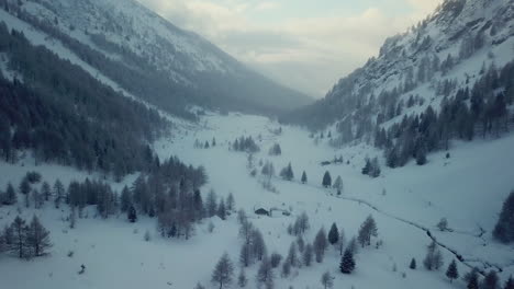 Vista-Aérea-Por-Drones-Del-Pintoresco-Paisaje-Montañoso-Congelado-En-Invierno