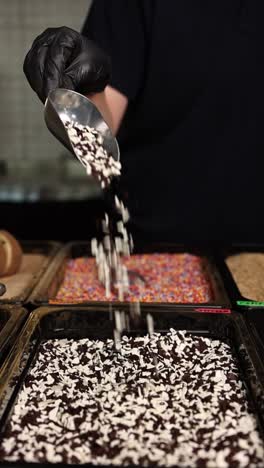 preparando una golosina de chocolate con salpicaduras