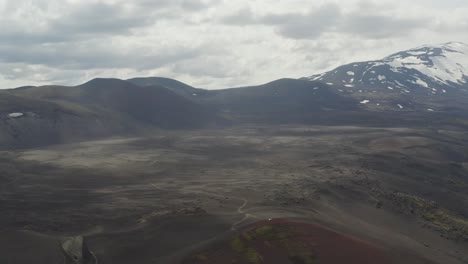 Toma-Panorámica-Aérea-Del-Volcán-Hekla-Con-Cumbres-Nevadas-Durante-El-Cielo-Gris-En-Islandia