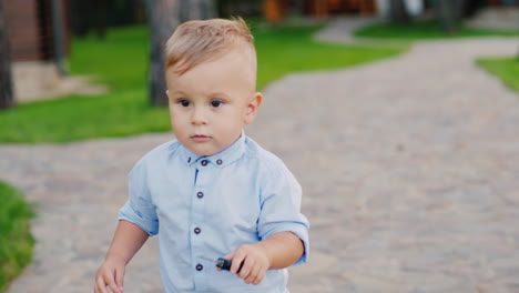 Cool-1-Year-Old-Kid-Plays-With-The-Keys-To-The-Car-Speaks-As-On-The-Phone-As-A-Small-Businessman-4k-