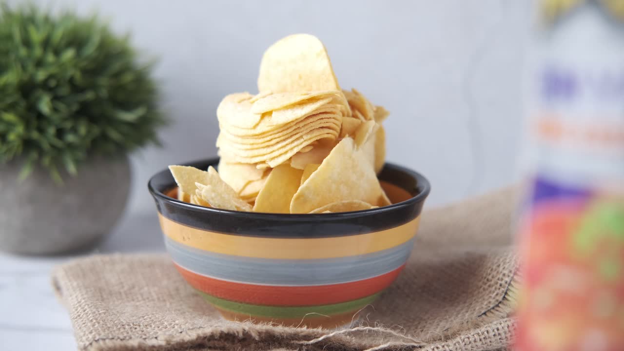 Chip di patate croccanti in una ciotola