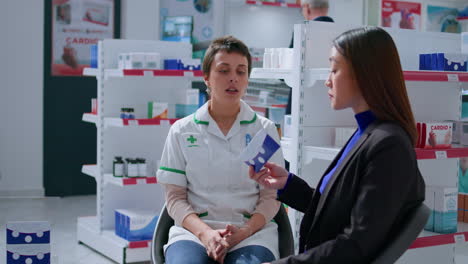 farmacéutico que receta productos farmacéuticos