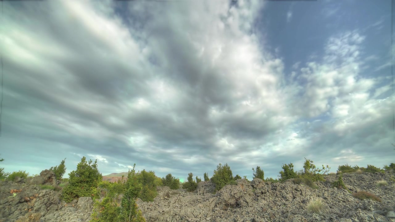 Time-lapse di nuvole in movimento su un paesaggio vulcanico roccioso