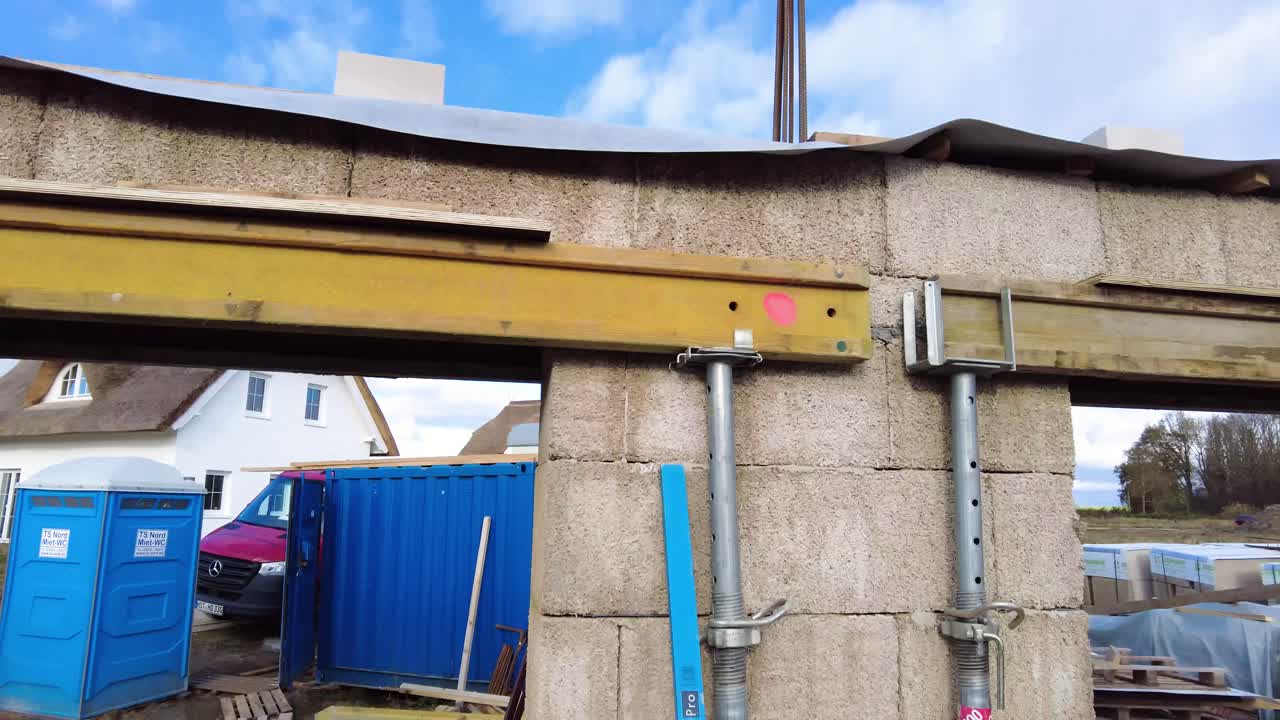 panorámica desde planos hasta muros de construcción de cáñamo