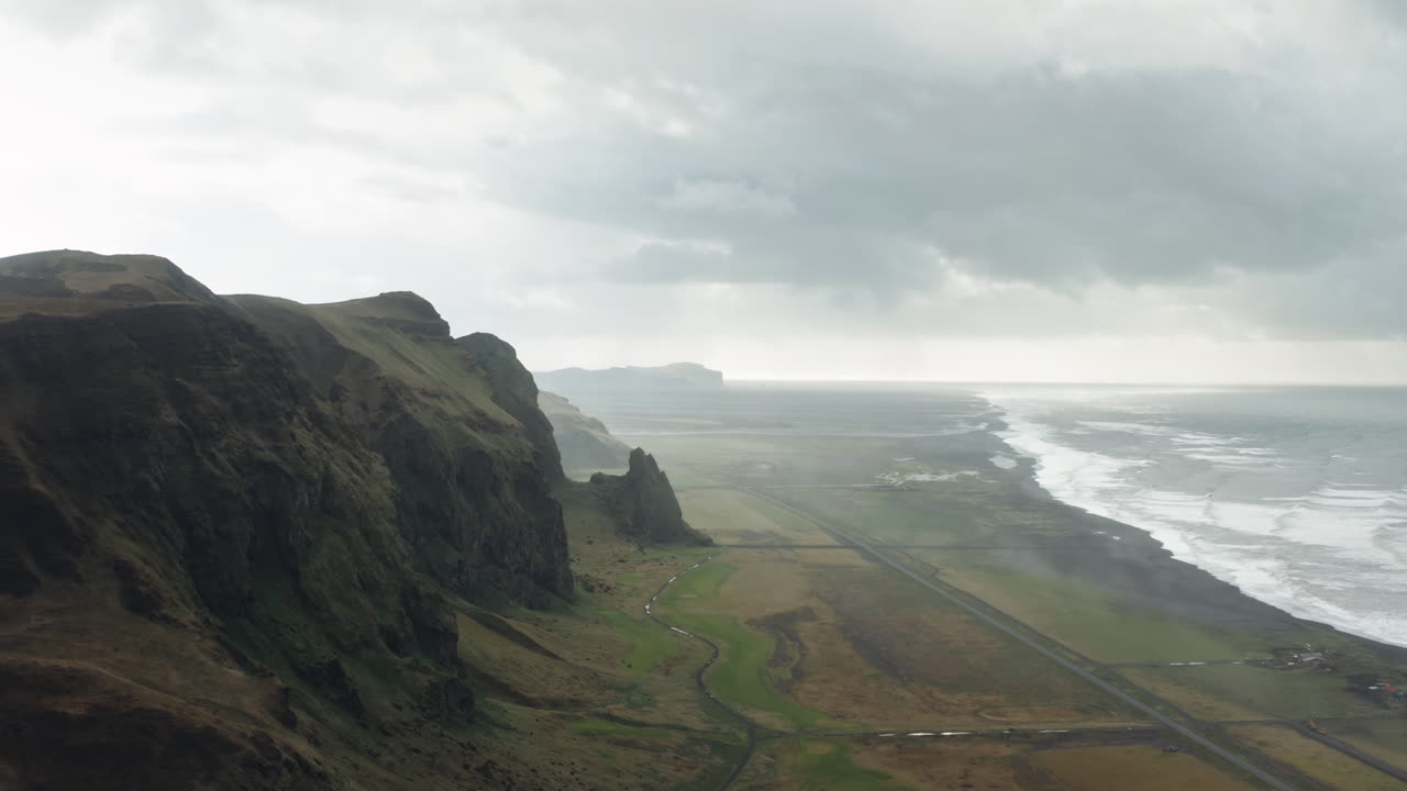 vista aérea de drones del impresionante paisaje costero en el sur de islandia