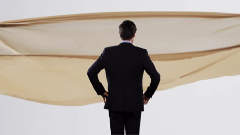 animación de un hombre de negocios caucásico pensando sobre una tela flotante sobre un fondo blanco
