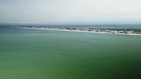 Toma-Aérea-Lejana-Del-Cabo-San-Blas-Desde-El-Hermoso-Océano-Azul,-Conde-Del-Golfo,-Florida