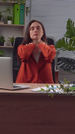 woman experiencing shoulder pain at her desk
