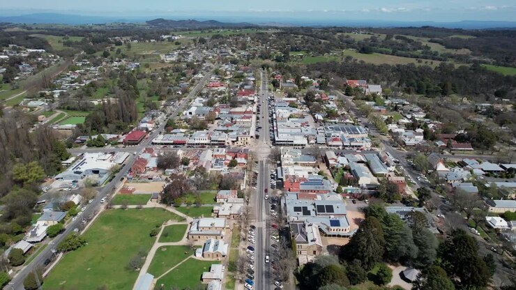 Ripresa aerea di presentazione della piccola città regionale di Beechworth, Australia