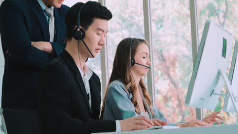 Geschäftsleute-Mit-Headset,-Die-Im-Büro-Arbeiten