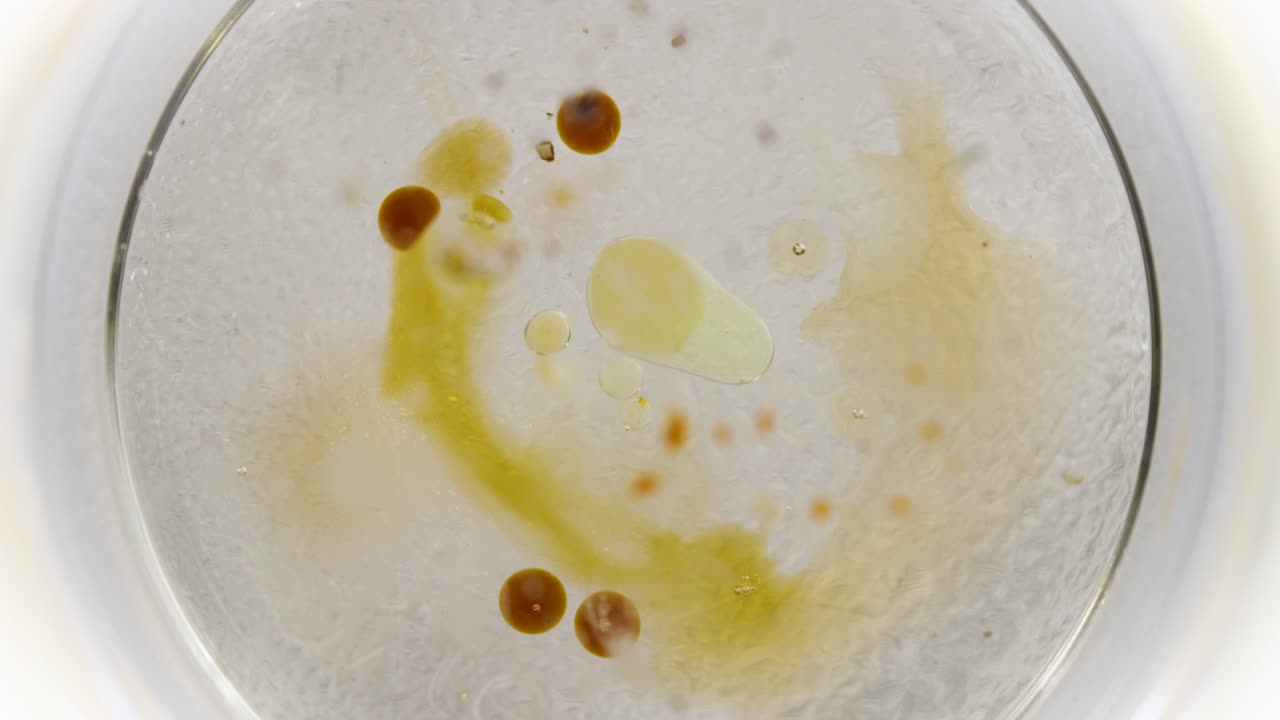 Texture di sfondo astratta con movimento liquido in capsula di Petri