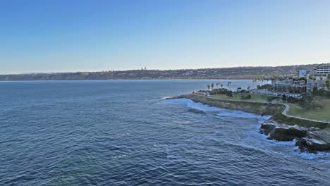 Toma-Panorámica-De-Drones-Que-Muestra-El-Horizonte-Y-El-Sendero-Con-Olas-Oceánicas-Rompiendo-En-Acantilados-En-La-Jolla,-California-Durante-La-Marea-Real