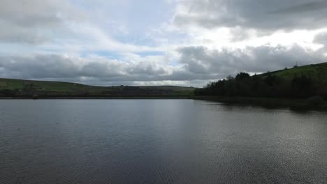 Cowm-Park-Reservoir-An-Einem-Bewölkten-Bewölkten-Tag-In-Lancashire,-England