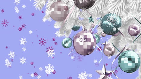 animación de nieve cayendo sobre el árbol de navidad sobre un fondo azul