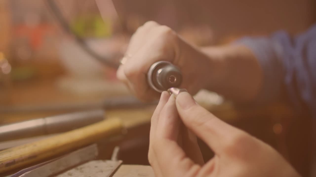animación de una trabajadora caucásica pulindo un anillo en un taller
