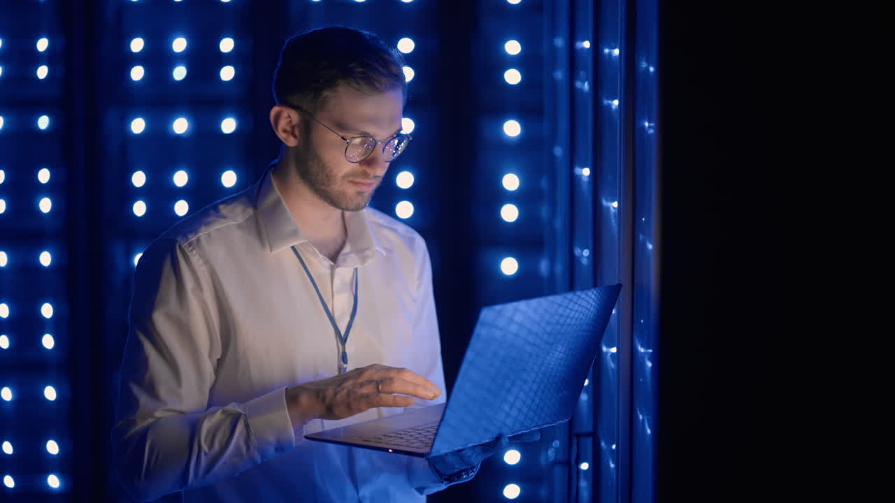 ingeniero de servidor masculino en un centro de datos. ingeniero de it inspeccionando un gabinete de servidor seguro usando tecnología moderna laptop coworking en un centro de datos.