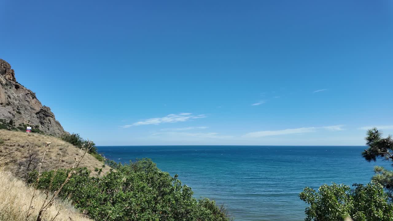 러시아 크리미아에 있는 카라다그 산 꼭대기에서 볼 수 있는 흑해의 풍경