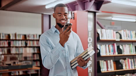 hombre usando el teléfono en una biblioteca