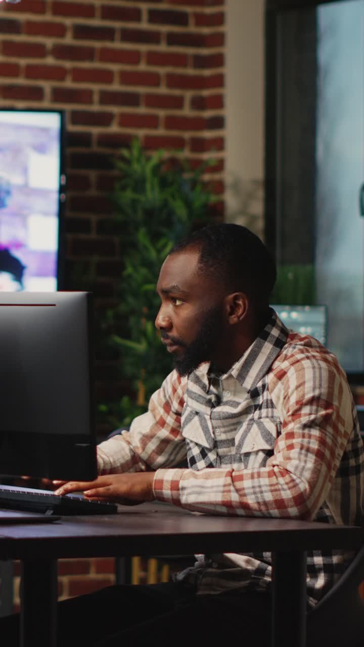 Hochformatiges Video: Afroamerikanische WebentwicklerIn arbeitet in einem künstlerischen Büro, um CGI-Inhalte zu erstellen