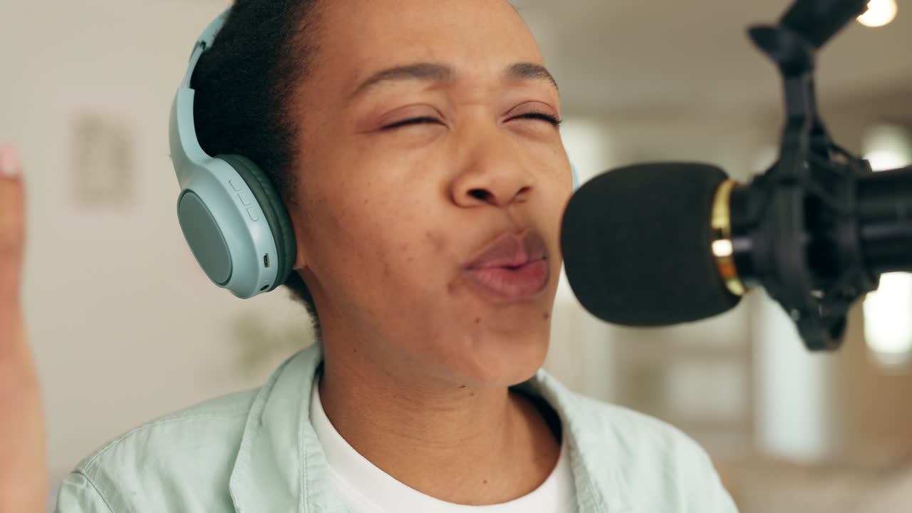 흑인 여성, 스피커 및 마이크  ⁇ 캐스트