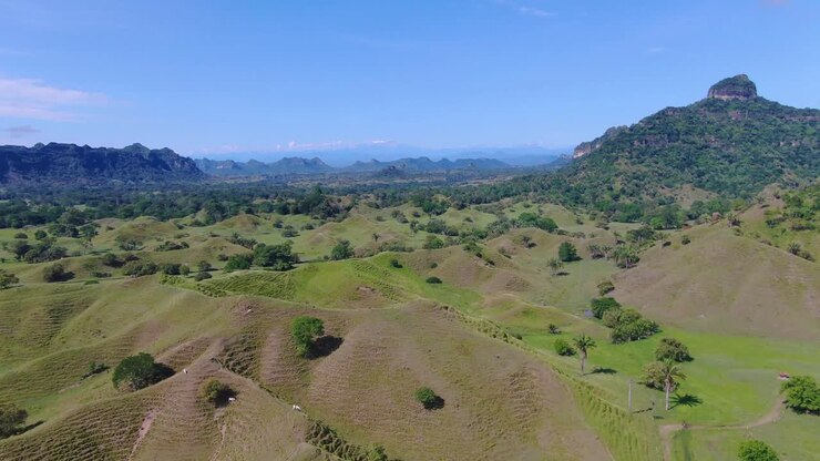 Veduta aerea di bacini naturali di un parco nazionale in Colombia - Vista aerea con drone del paesaggio scenografico e delle montagne della Colombia