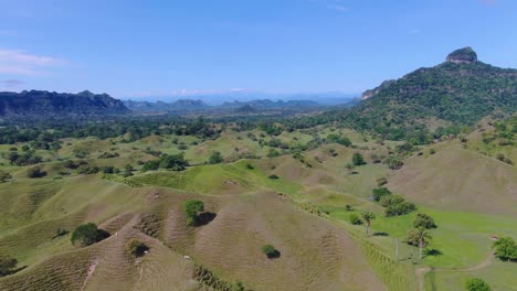 Eine-Luftaufnahme-Natürlicher-Stauseen-Eines-Nationalparks-In-Kolumbien-–-Drohnen-Luftaufnahme-Der-Malerischen-Landschaft-Und-Berge-Kolumbiens
