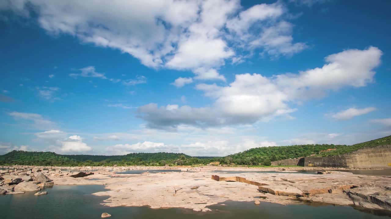 시브푸리 마디아 프라데시의 신드 강에서 빠르게 움직이는 구름 시간 경과