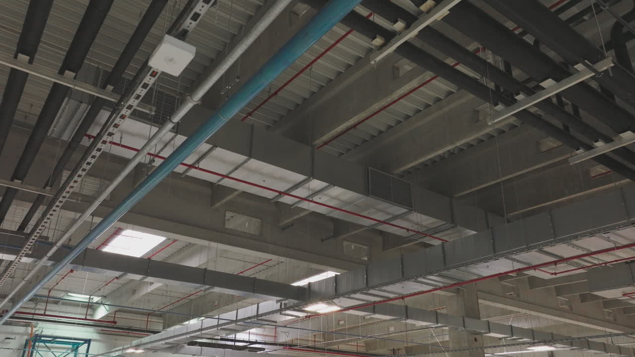 Soffitto di edificio industriale con tubazioni e sistemi HVAC
