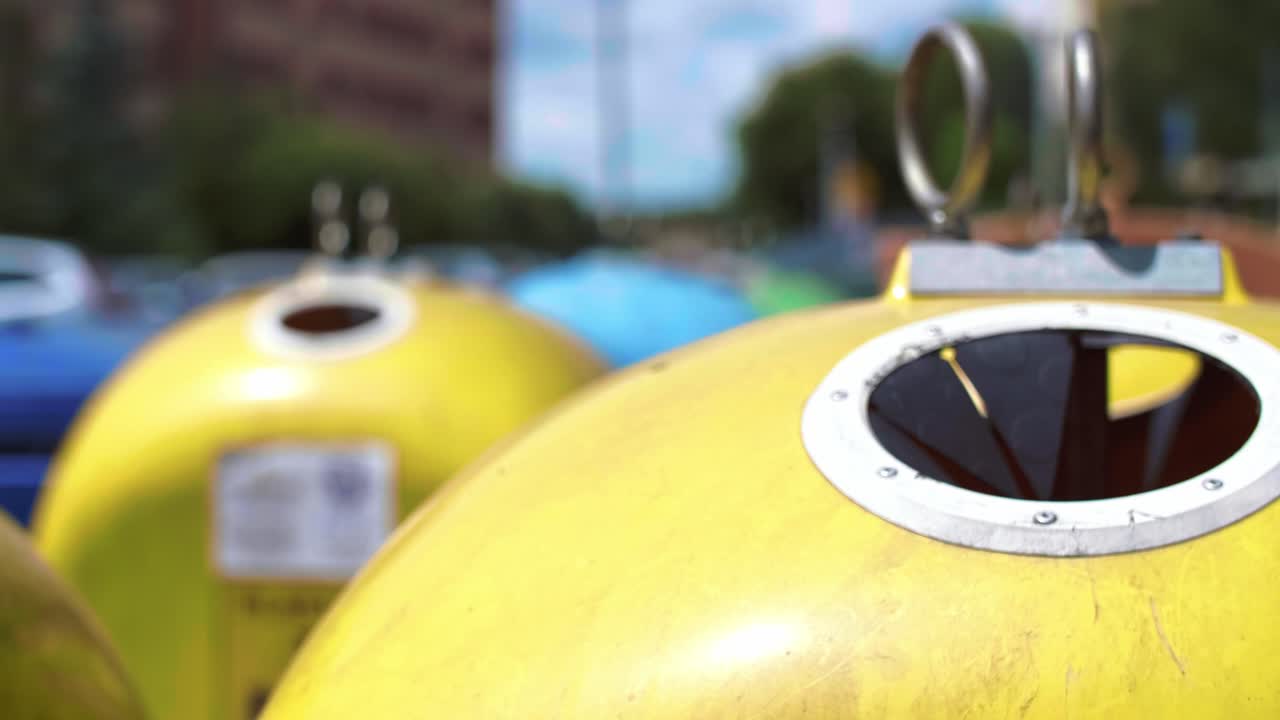 플라스틱, 일회용 컵 을 재활용통 에 버리는 사람