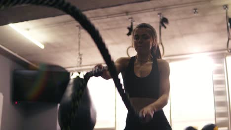 Aufnahmen-Des-Weiblichen-Battle-Ropes-Trainings.