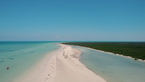 Volando-Sobre-Personas-Disfrutando-Del-Verano-En-Una-Larga-Playa-De-Arena-Blanca,-Holbox