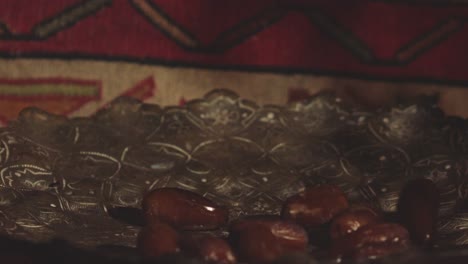 deliciosos dátiles secos en un plato