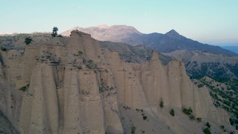 des sommets de grès au milieu des collines