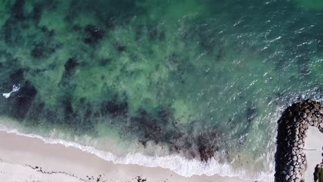 Vista-Aérea-De-La-Marea-Entrante-Del-Océano-Índico-En-Burns-Beach,-Australia-Occidental