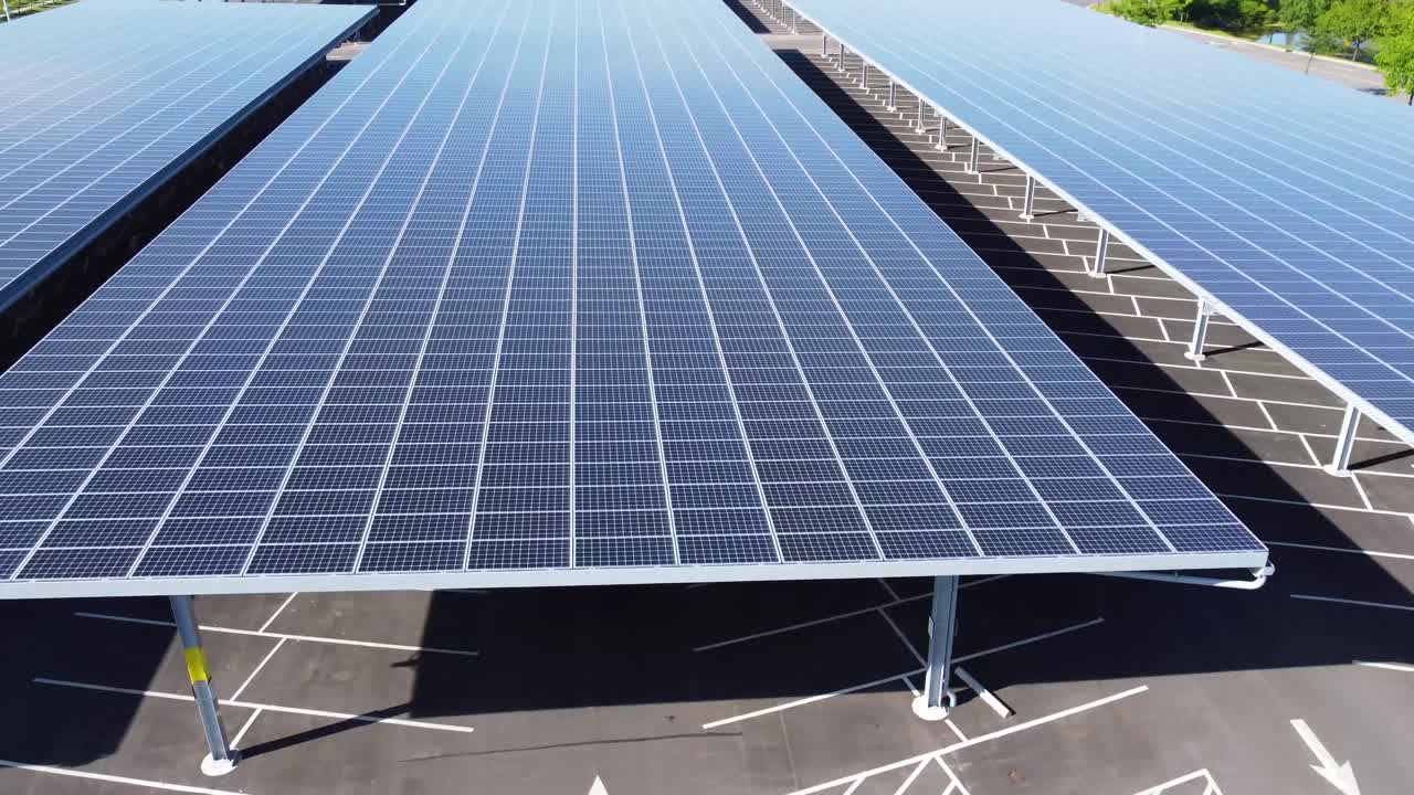 paneles solares instalados en un estacionamiento corporativo, chase bank, columbus, ohio