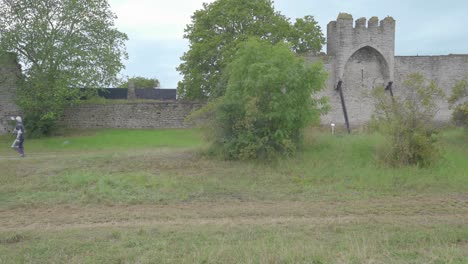 Batalla-De-Visby-Caballeros-Luchando-Espadas-Medievales-Arqueros-Caballos-Matanza-Grito-De-Batalla-Paredes-Del-Castillo-1