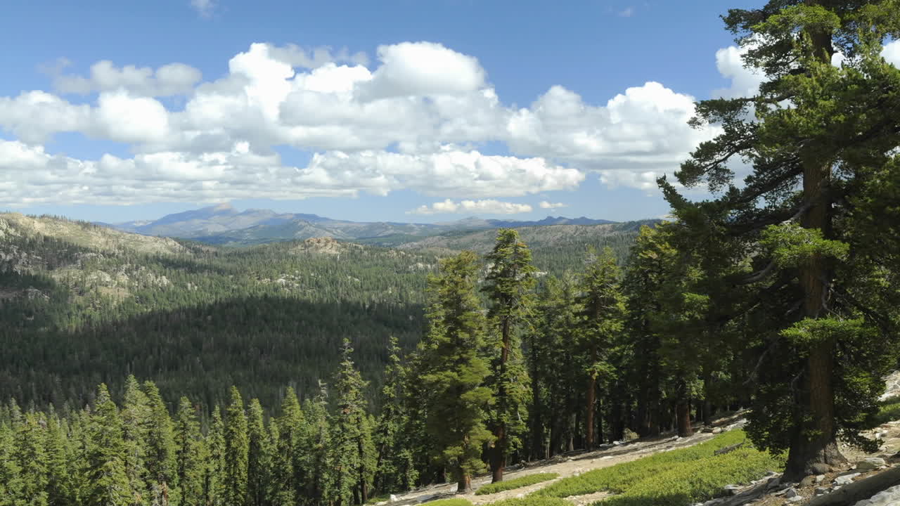 lapso de tiempo de las nubes que pasan sobre el desierto de la tierra del domo desde el paso de sherman en el bosque nacional de secuoyas sobre kernville california