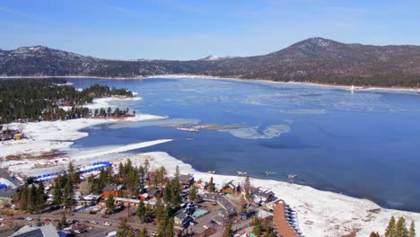 Drone-Volando-Hacia-Adelante-En-Big-Bear-Mountain-California-Capturando-La-Impresionante-Vista-Aérea-Con-Un-Exuberante-Bosque-Verde