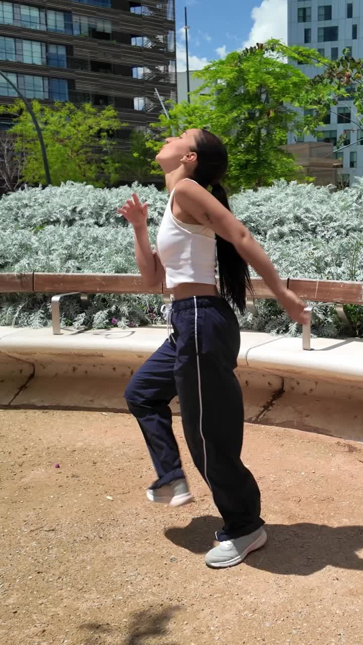 mujer bailando en el parque