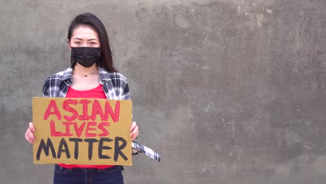 Mujer-Asiática-Con-Cartel-Durante-La-Protesta-Contra-El-Acoso-Sexual.