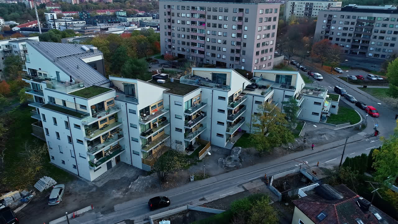 스웨덴의 도시 풍경에서 다가구 주거용 타운하우스 건물