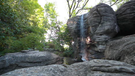 Una-Pequeña-Cascada-En-El-Parque