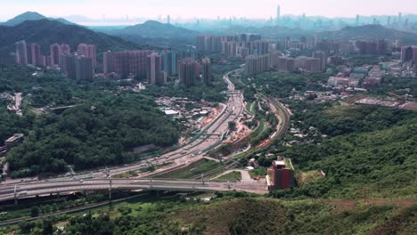 Belebte-Autobahn-In-Kowloon-Hang-Tai-Po-Hongkong,-Eingebettet-Zwischen-Bergen