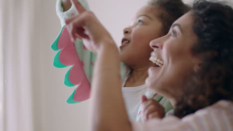 Linda-Niña-Jugando-Con-Pompas-De-Jabón-En-Casa-Madre-Y-Padre-Divirtiéndose-Con-El-Niño-En-Casa-Disfrutando-Del-Tiempo-En-Familia-El-Fin-De-Semana